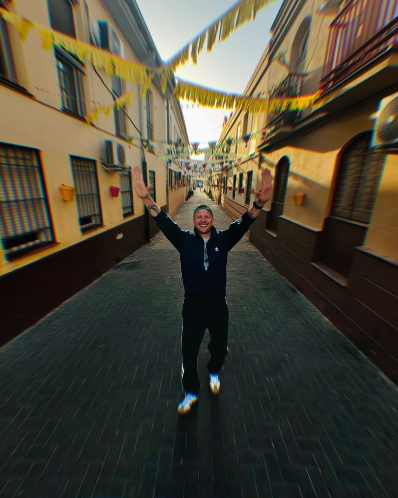 Filip Chajzer pozuje radośnie na ulicach Barcelony