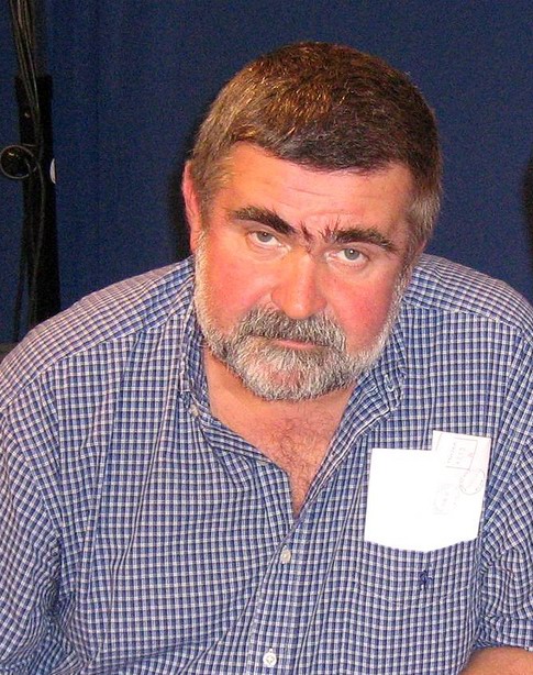 Janusz Rewiński patrzy w kamerę