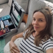 Agnieszka Włodarczyk z walizką pełną przyborów medycznych
