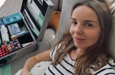Agnieszka Włodarczyk z walizką pełną przyborów medycznych