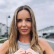 Agnieszka Włodarczyk pozuje z dłońmi ułożonymi w kształt serca