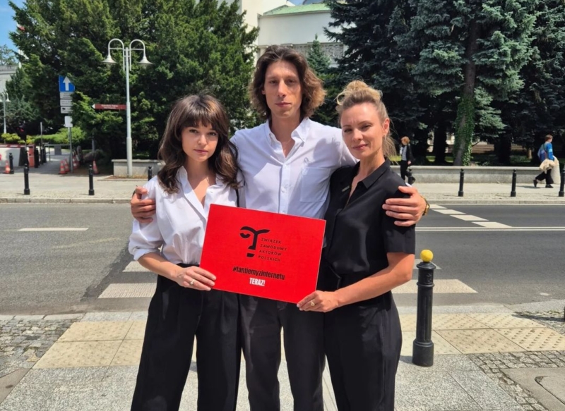 Magdalena Boczarska protestuje pod sejmem wraz z kolegami z branży filmowej