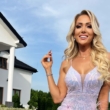 Eliza Trybała pozuje w krótkiej połyskliwej sukience przed domem