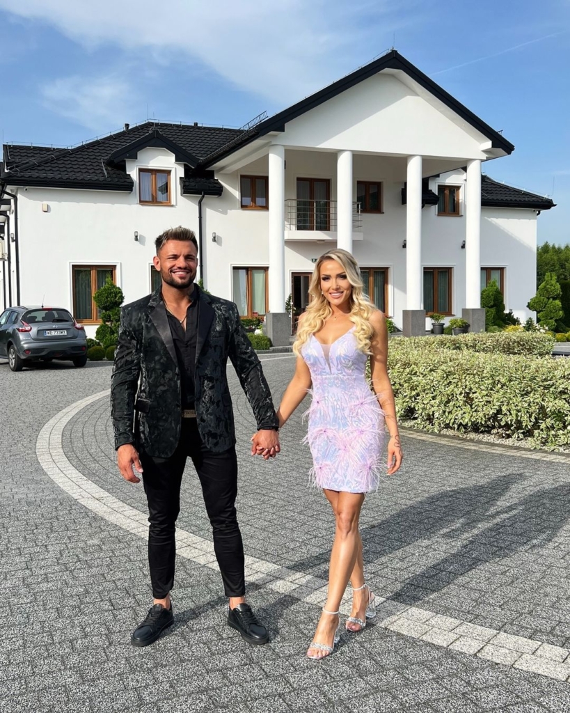 Eliza Trybała pozuje w krótkiej połyskliwej sukience wraz z Pawłem Trybałą