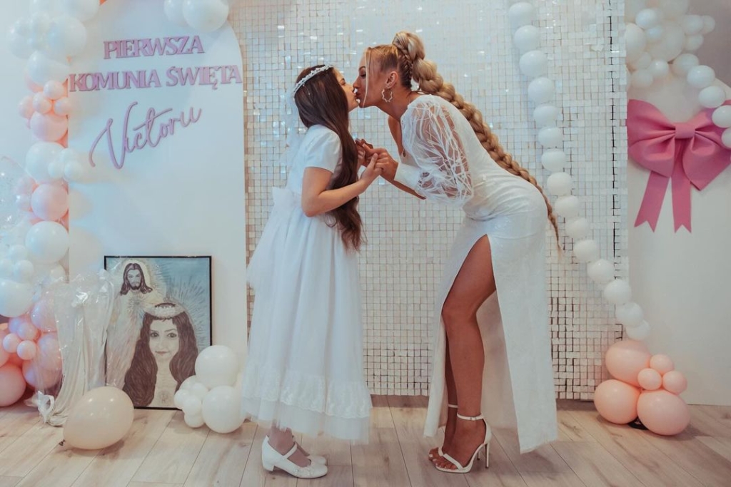 Eliza Trybała w rozciętej sukni na komunii córki