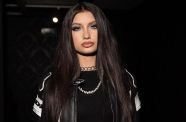 Vicky Gabor pozuje do zdjęcia w skórzanej kurtce