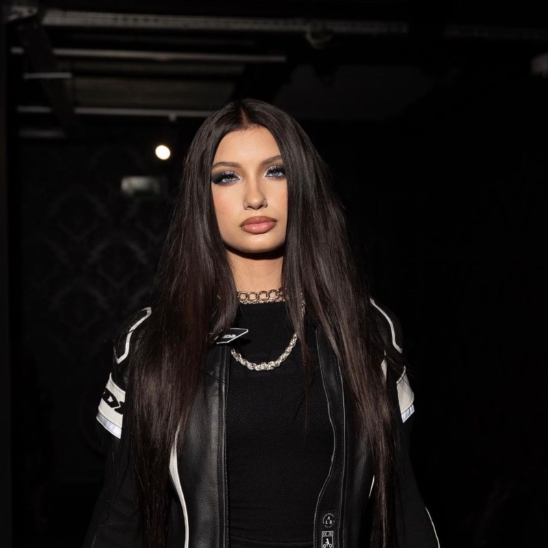 Vicky Gabor pozuje do zdjęcia w skórzanej kurtce