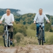 Bracia Golec jadą rowerami
