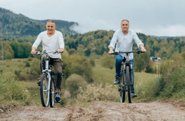 Bracia Golec jadą rowerami