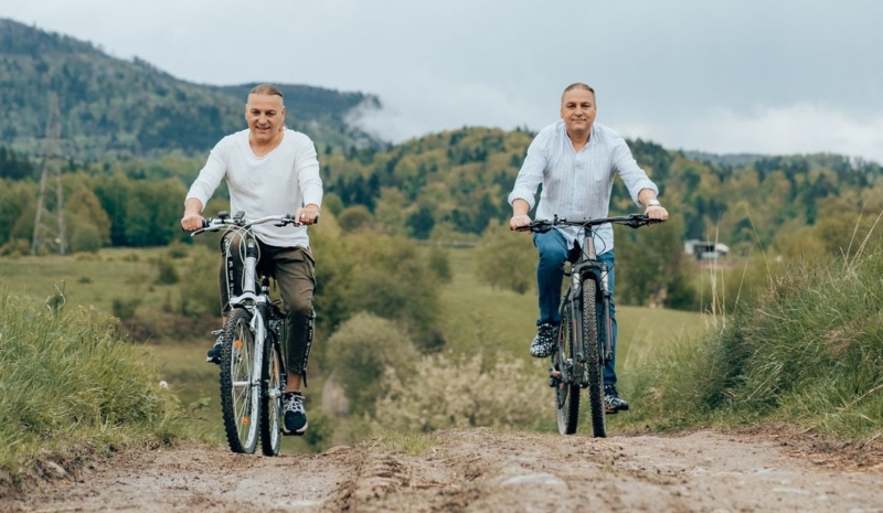 Bracia Golec jadą rowerami