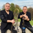 Bracia Golec pozują na górskiej polanie z instrumentami