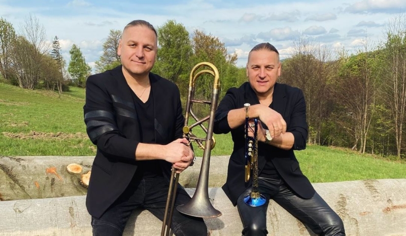 Bracia Golec pozują na górskiej polanie z instrumentami
