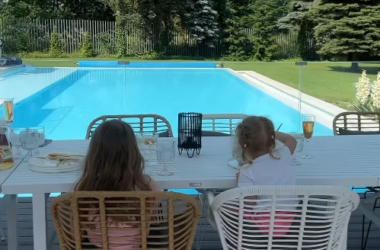 Dzieci Klaudii Halejcio na siedzą przy stoliku nad basenem