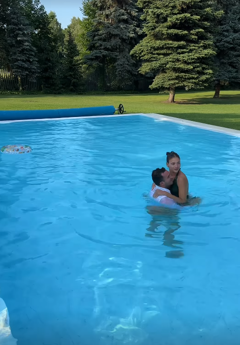 Klaudia Halejcio z partnerem w basenie