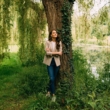Księżna Kate stoi oparta o drzewo