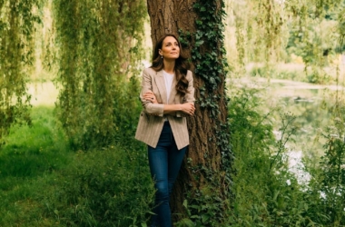 Księżna Kate stoi oparta o drzewo