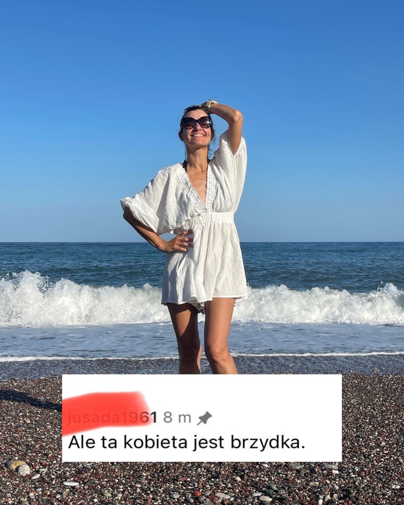 Joanna Koroniewska pozuje na plaży. Na zdjęcie wklejono nieprzychylny komentarz o jej wyglądzie.