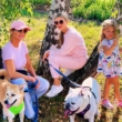 Joanna Krupa z córką i siostrą oraz psami pozują pod drzewem