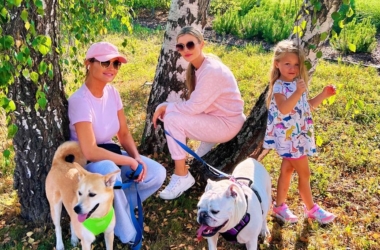 Joanna Krupa z córką i siostrą oraz psami pozują pod drzewem