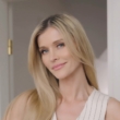 Joanna Krupa zapina bluzkę