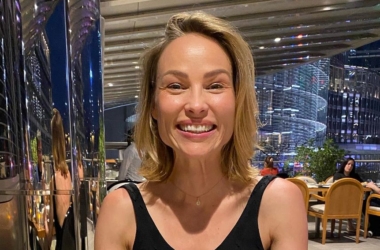 Weronika Książkiewicz uśmiechnięta za stołem w restauracji