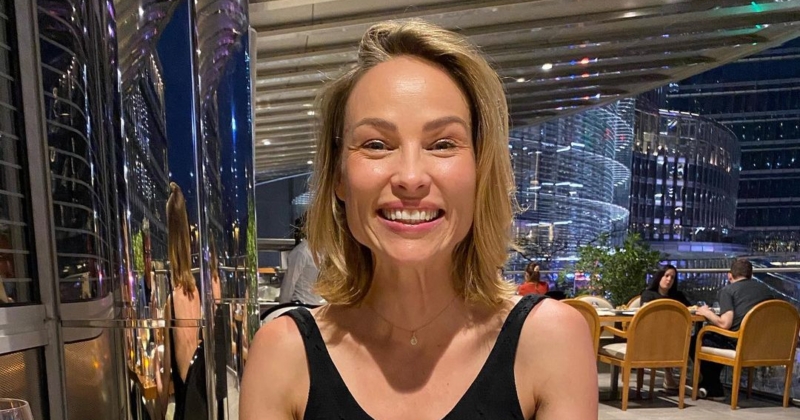 Weronika Książkiewicz uśmiechnięta za stołem w restauracji