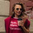 Anna Lewandowska pozuje z kawą na uliczkach Barcelony
