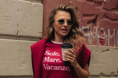 Anna Lewandowska pozuje z kawą na uliczkach Barcelony