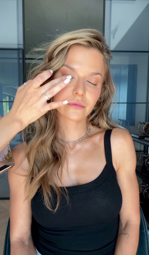 Anna Lewandowska podczas wykonywania makijażu