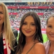 Ciężarna Marina Łuczenko-Szczęsna pozuje na stadionie narodowym wraz z mamą oraz teściową.