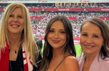 Ciężarna Marina Łuczenko-Szczęsna pozuje na stadionie narodowym wraz z mamą oraz teściową.