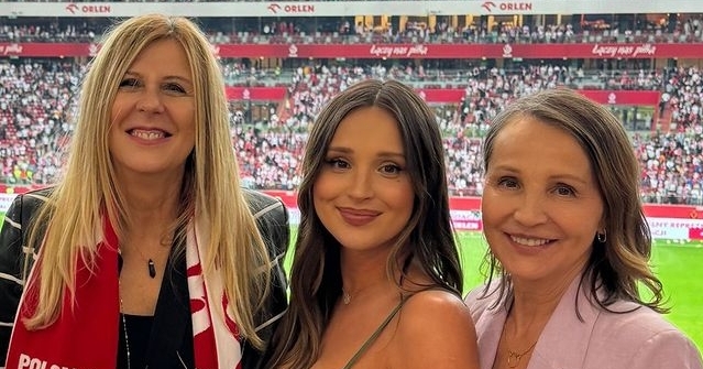 Ciężarna Marina Łuczenko-Szczęsna pozuje na stadionie narodowym wraz z mamą oraz teściową.