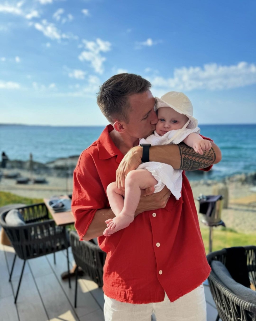 Jakub Rzeźniczak z córką na plaży