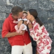 Jakub i Paulina Rzeźniczak z dzieckiem na uliczkach Krety