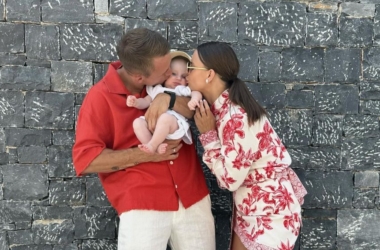 Jakub i Paulina Rzeźniczak z dzieckiem na uliczkach Krety