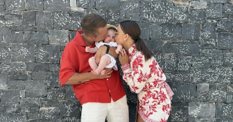 Jakub i Paulina Rzeźniczak z dzieckiem na uliczkach Krety