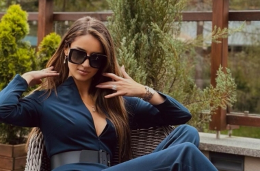 Patrycja Tuchlińska w niebieskim kombinezonie