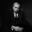 Jerzy Stuhr na czarno-białej fotografii