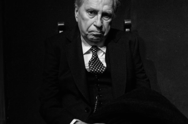 Jerzy Stuhr na czarno-białej fotografii