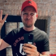 Filip Chajzer pokazuje znak pokoju na selfie