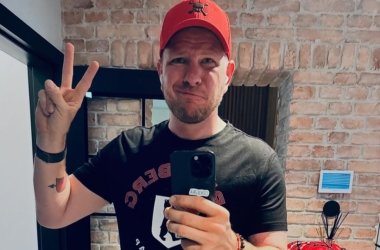 Filip Chajzer pokazuje znak pokoju na selfie