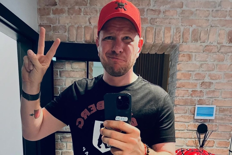 Filip Chajzer pokazuje znak pokoju na selfie