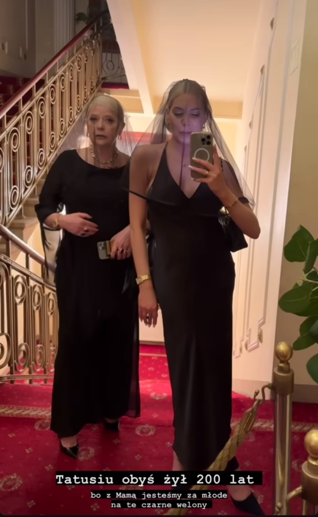 Julia Von Stein z matką, w pogrzebowych strojach