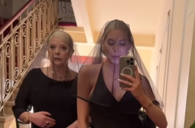 Julia Von Stein z matką, w pogrzebowych strojach