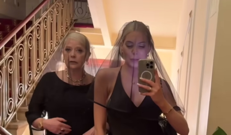 Julia Von Stein z matką, w pogrzebowych strojach