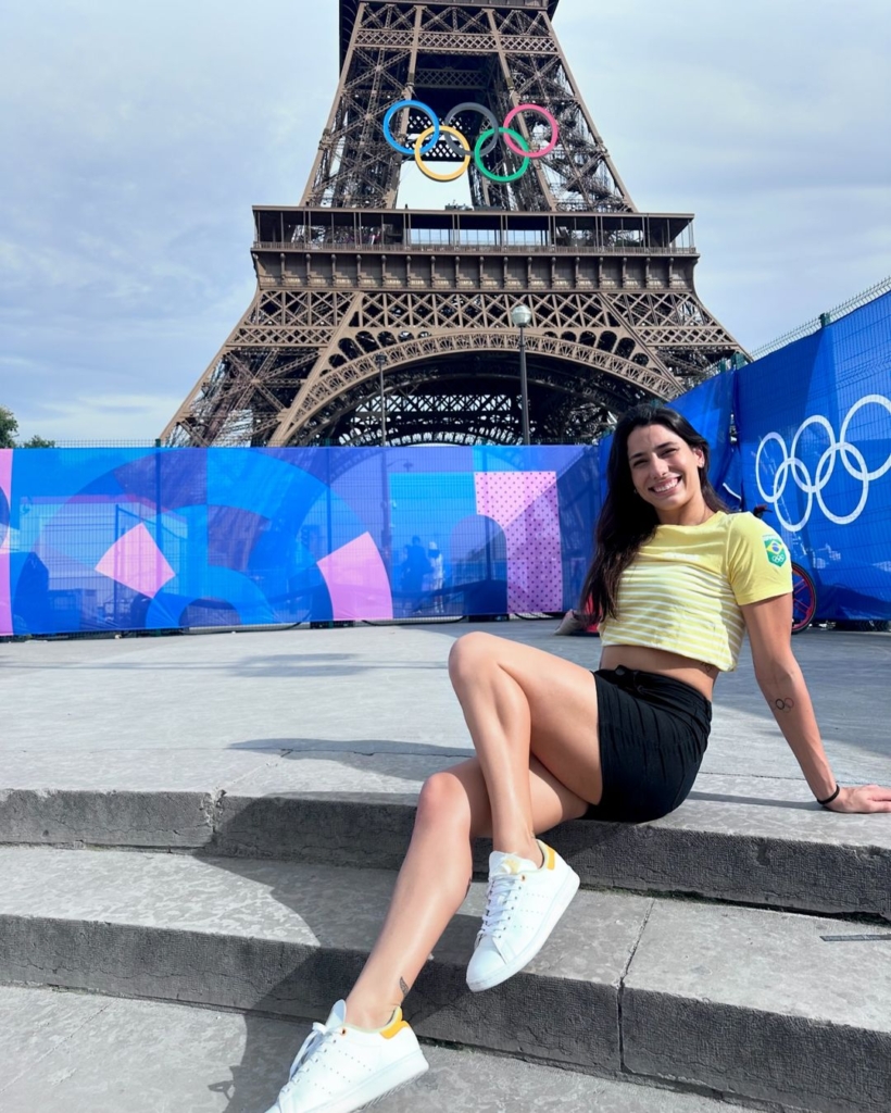 Ana Vieira pozuje na tle wieży Eiffla i dekoracji olimpijskich