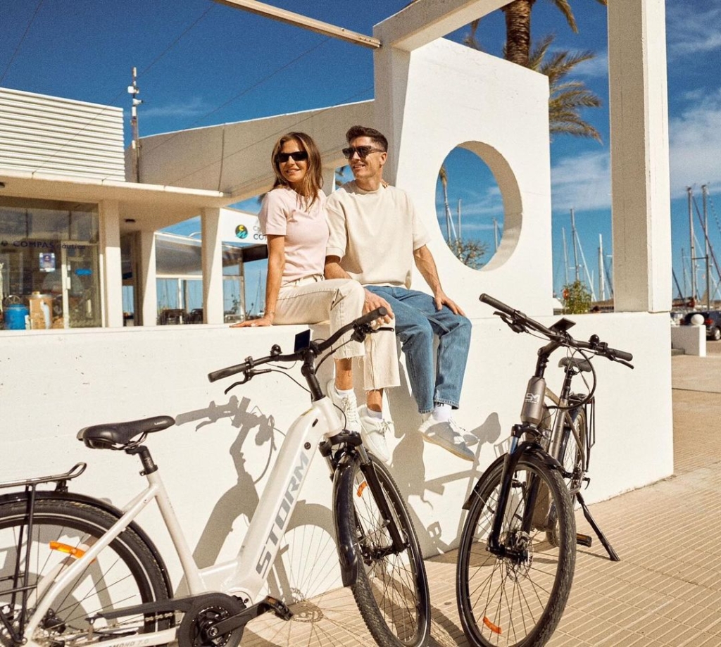 Anna i Robert Lewandowscy z rowerami