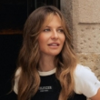 Anna Lewandowska pozuje na siedząco