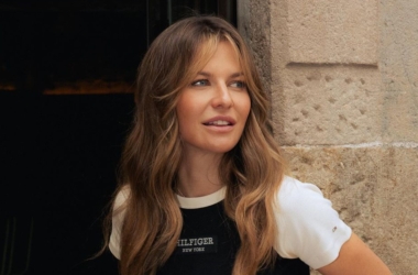 Anna Lewandowska pozuje na siedząco