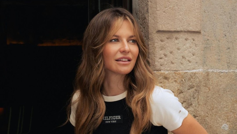 Anna Lewandowska pozuje na siedząco